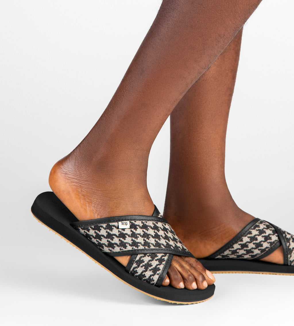 BLACK OFF WHITE  PATTERN JUTE COMFORTABLE CRISSCROSS SANDALS FOR MEN