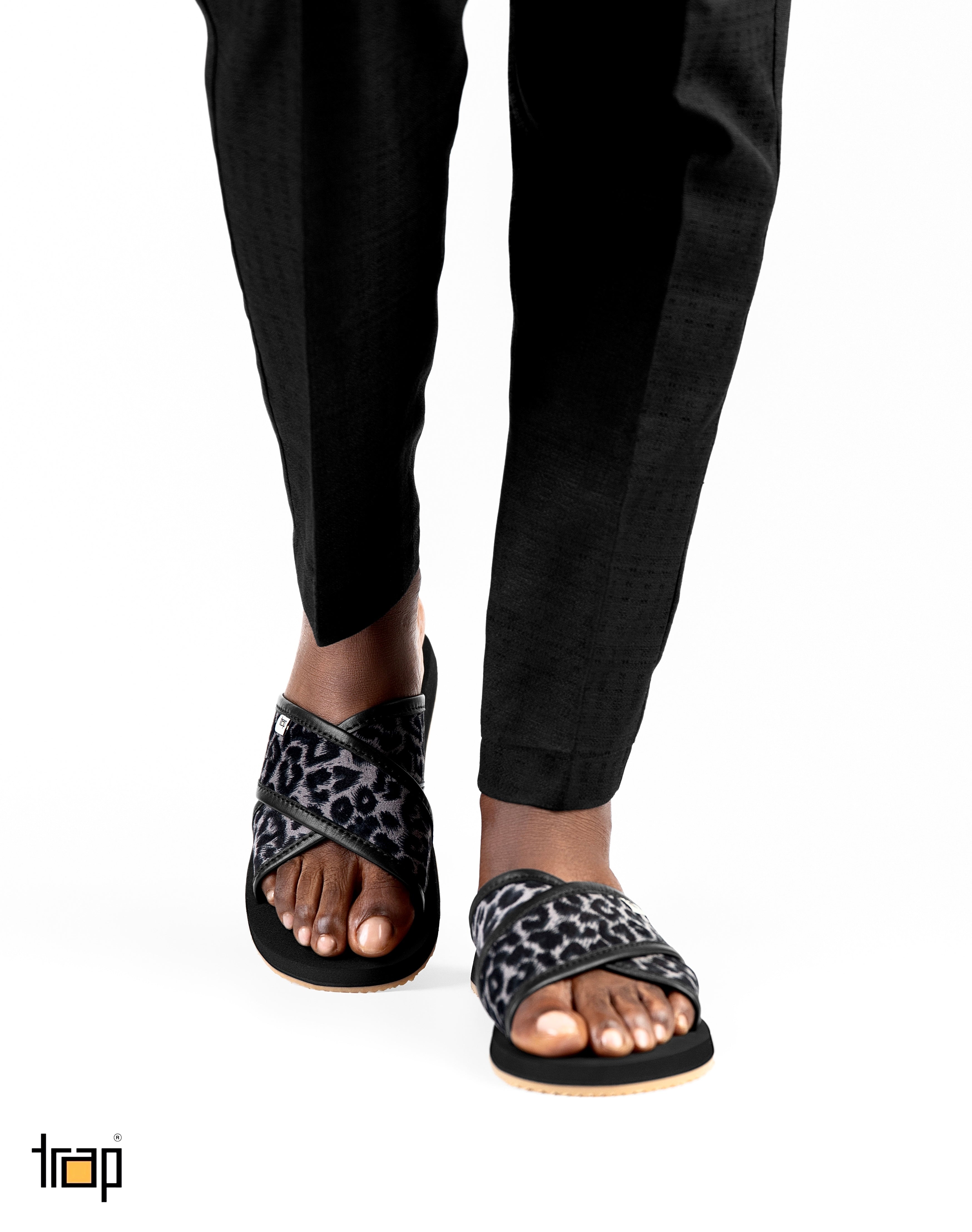 Leopard skin dotted pattern criss cross slippers/sandals for men